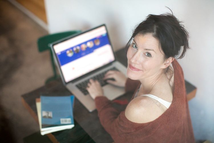 Nainen tietokoneella online-yhteydessä