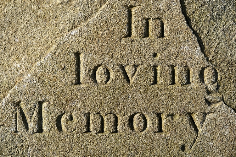 Kivi, jossa teksti: In Loving Memory